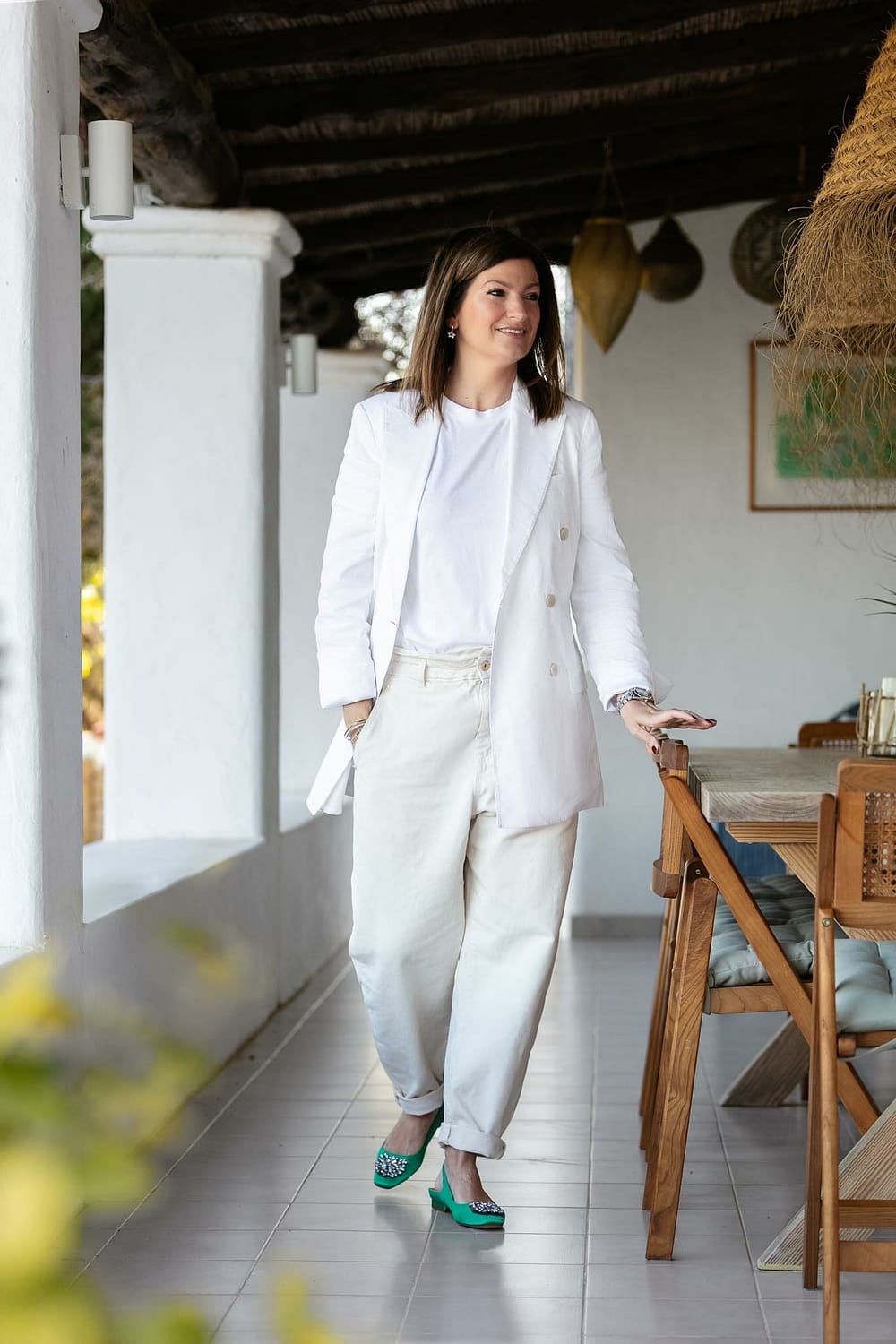 imagen Retrato corporativo de mujer vestida de blanco en villa privada de ibiza