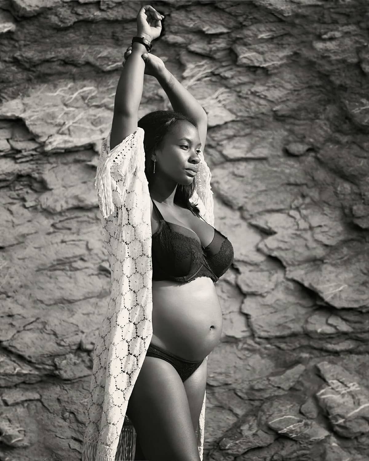 fotografia bn mujer embarazada posando en la playa fotografo en ibiza