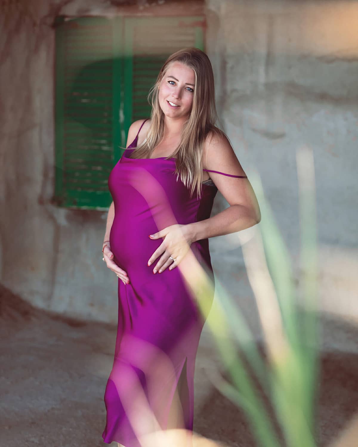 fotografia mujer embarazada posando en una caseta con fotografo en ibiza