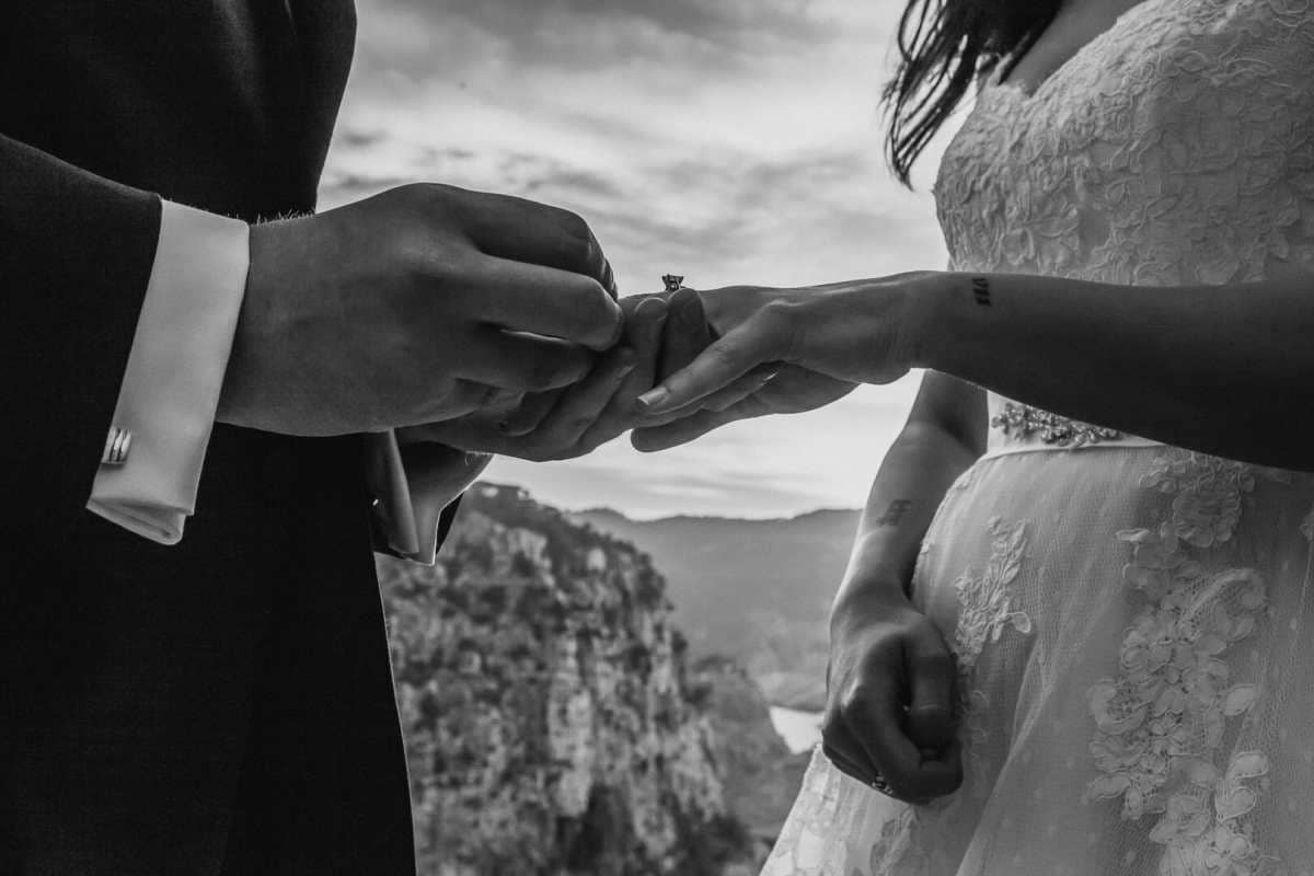 fotografia de detalle en el momento de la pedida en matrimonio en el hotel hacienda de na xamena en ibiza. Fotografia bea bermejo photographer ibiza 2020