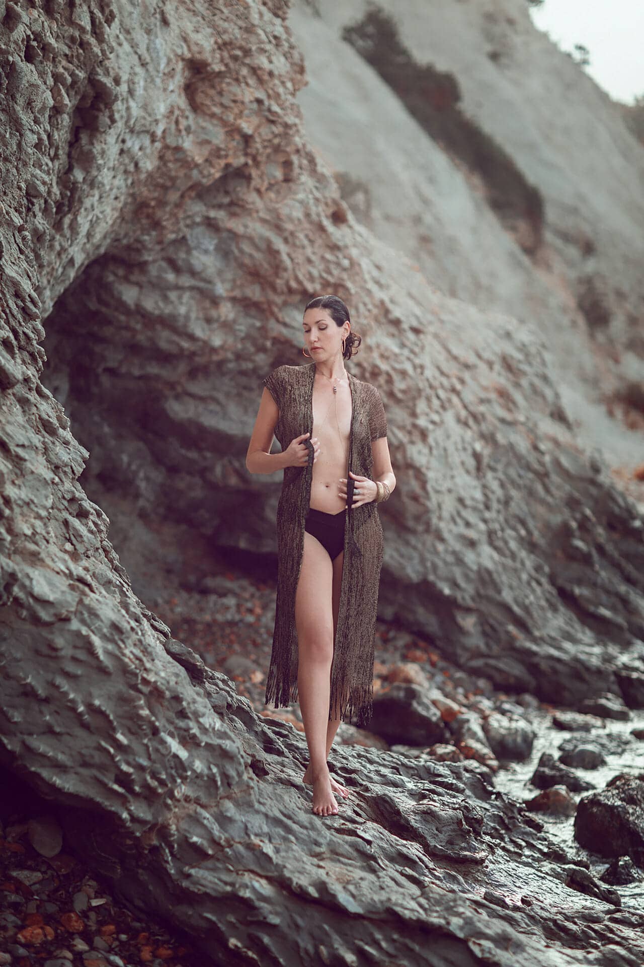 imagen chica sobre rocas de cala comte por fotografo en ibiza