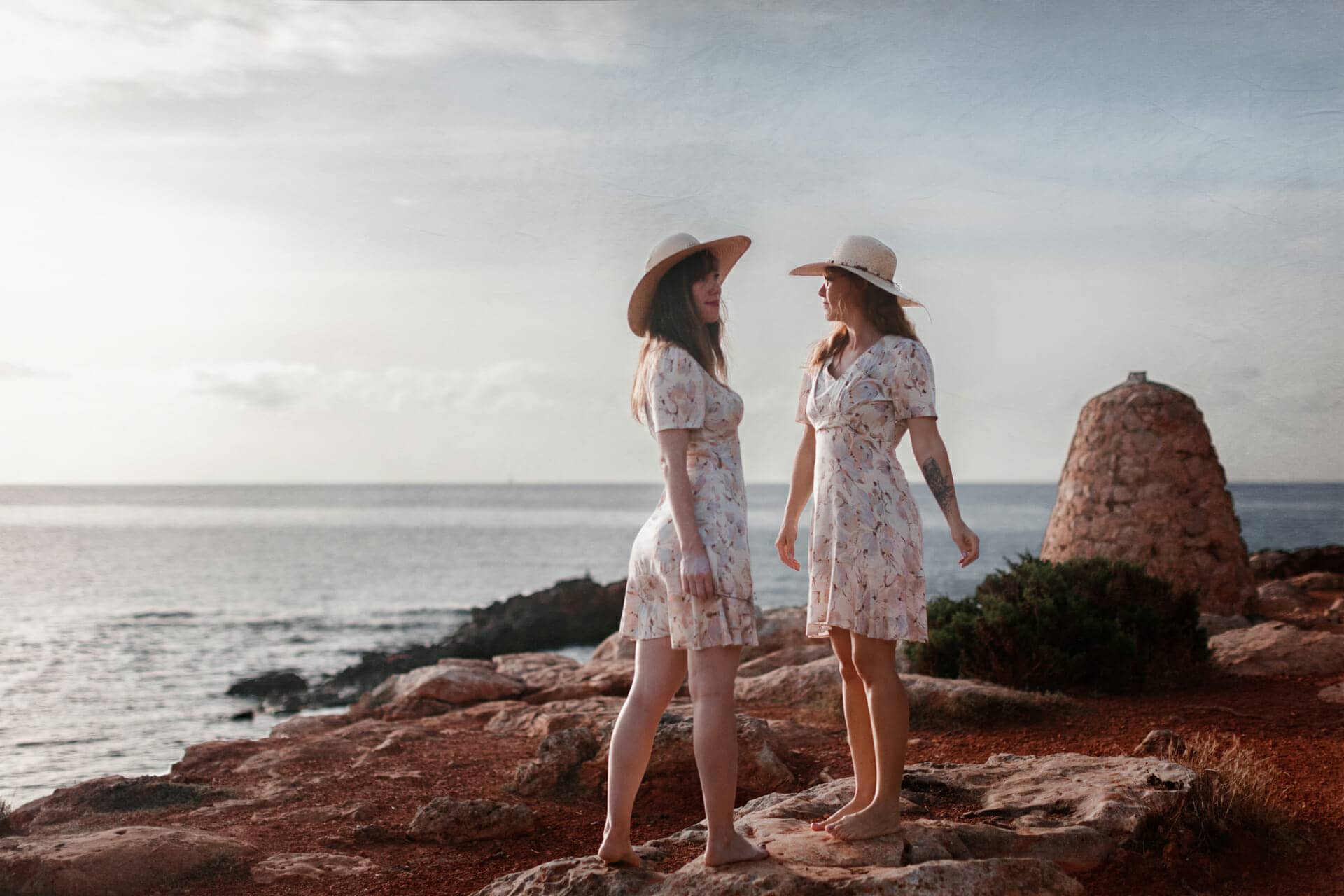 imagen de hermanas en playa rocosa por fotografo en ibiza