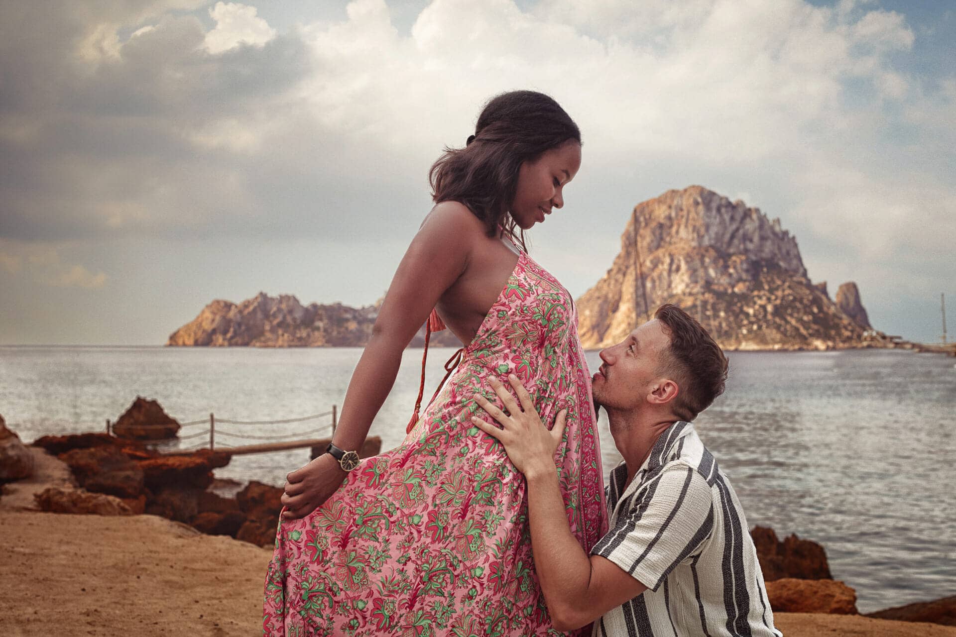 fotografia mujer embarazada posando con su pareja en la playa fotografo en ibiza