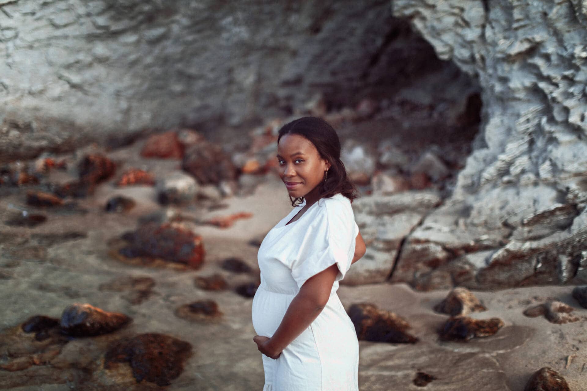 fotografia mujer embarazada posando en la playa fotografo en ibiza