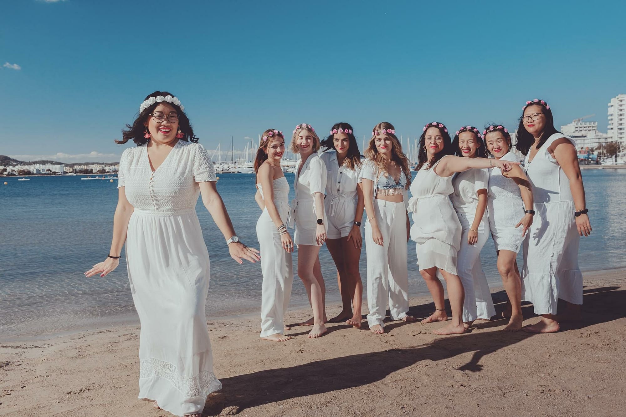Foto de grupo de amigas en la playa para Despedida de soltera en Ibiza