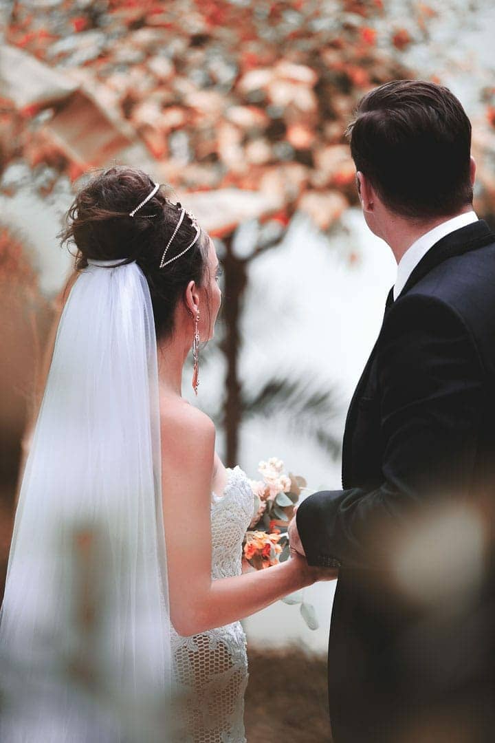 fotografia instantanea de momento entranable de pareja recien casados en jardin del hotel na xamena de ibiza