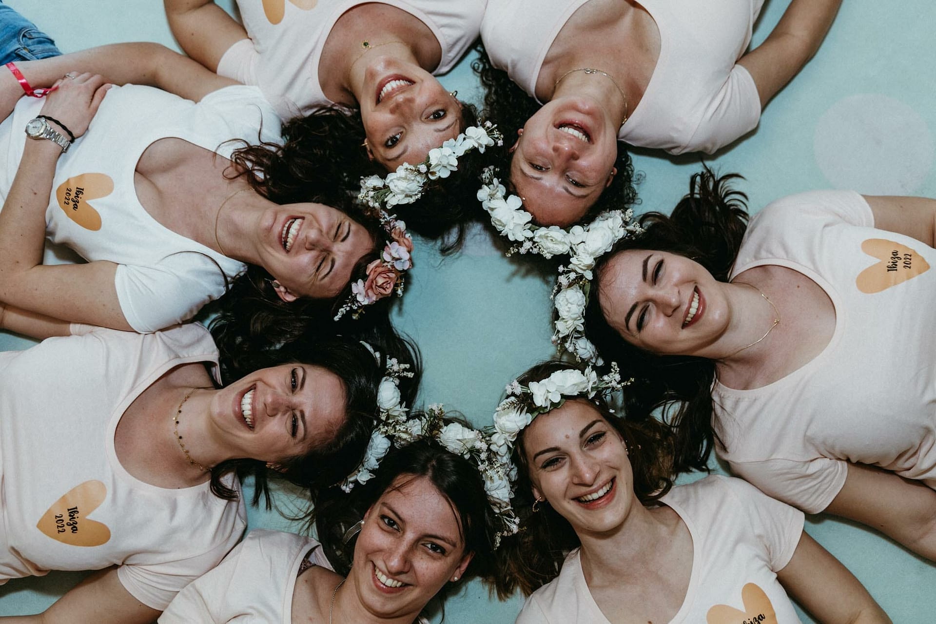 imagen de foto de amigas con corona de flores en el pelo