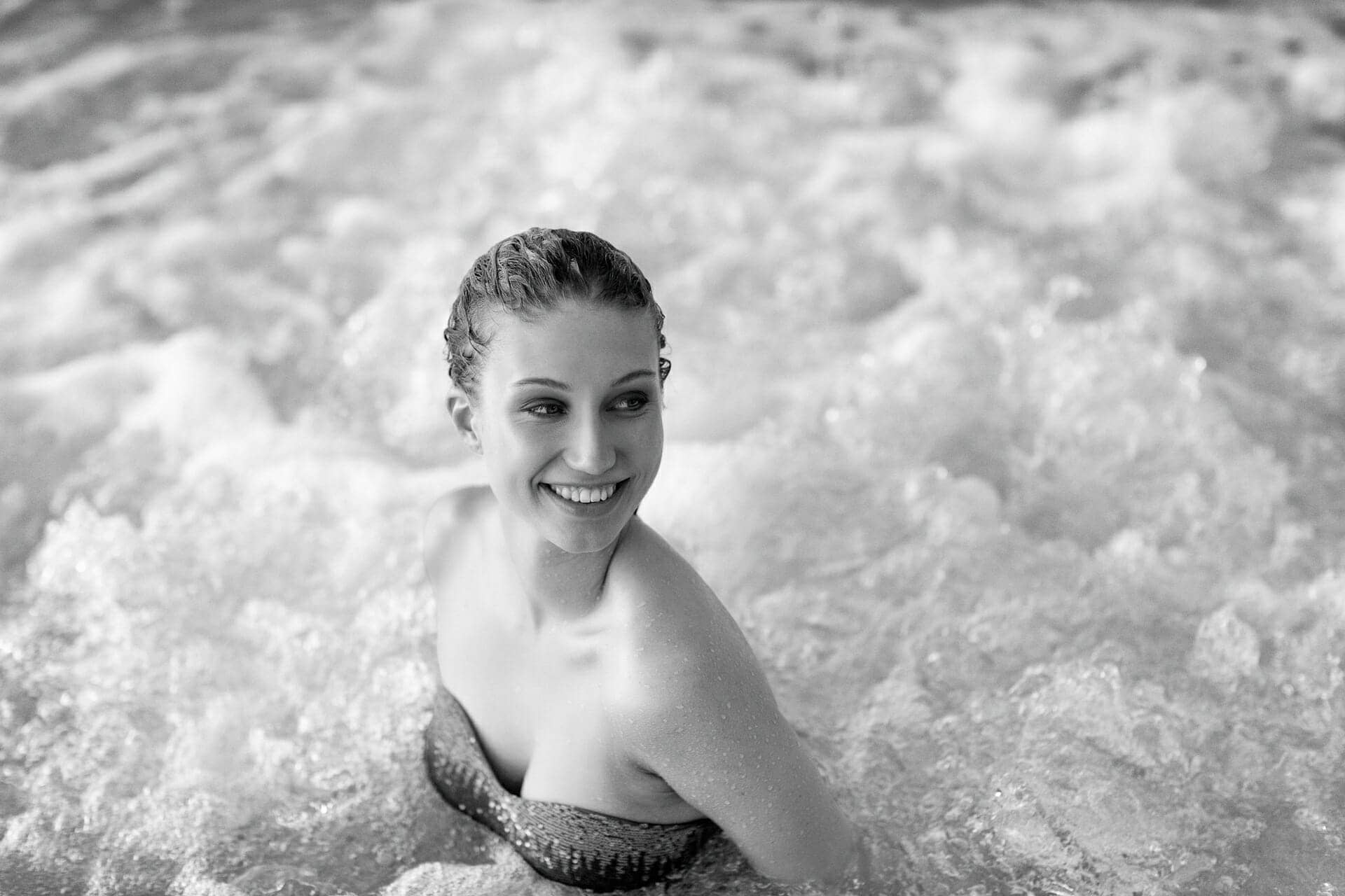 fotografia bw de modelo posando en una piscina por fotografo en ibiza