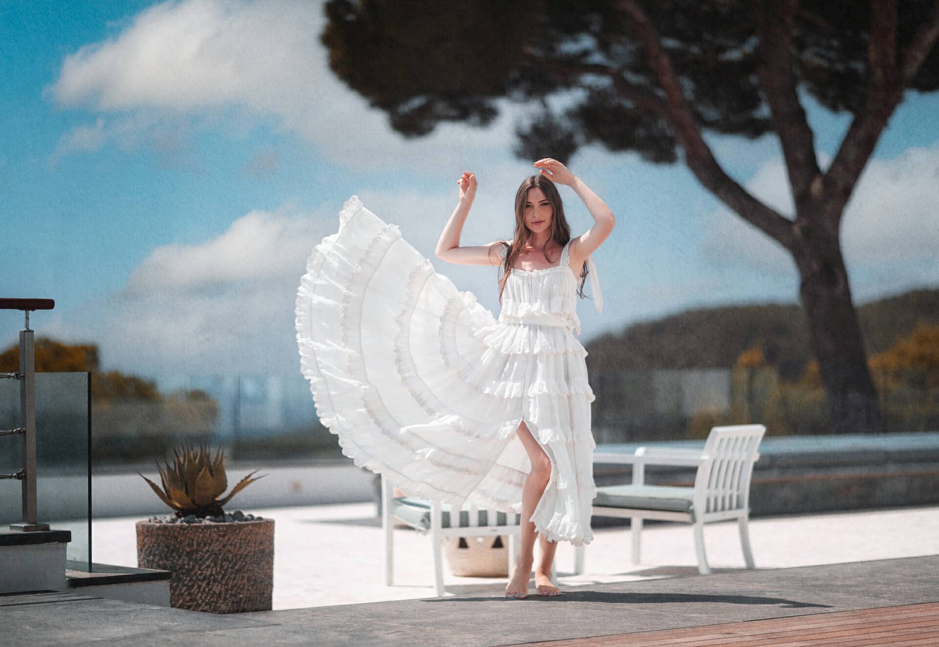 imagen joven jugando con vestido blanco por fotografo en ibiza