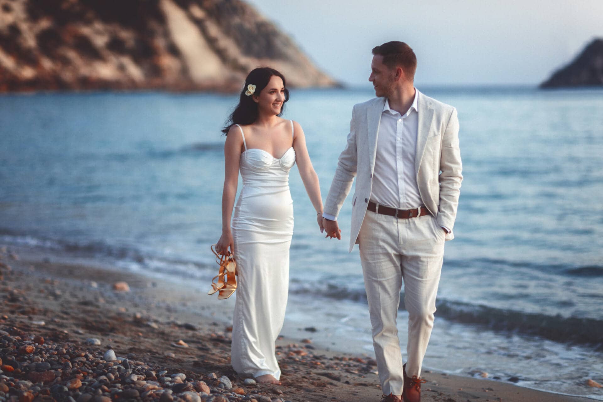 imagen pareja paseando en orilla de playa con fotografo en ibiza