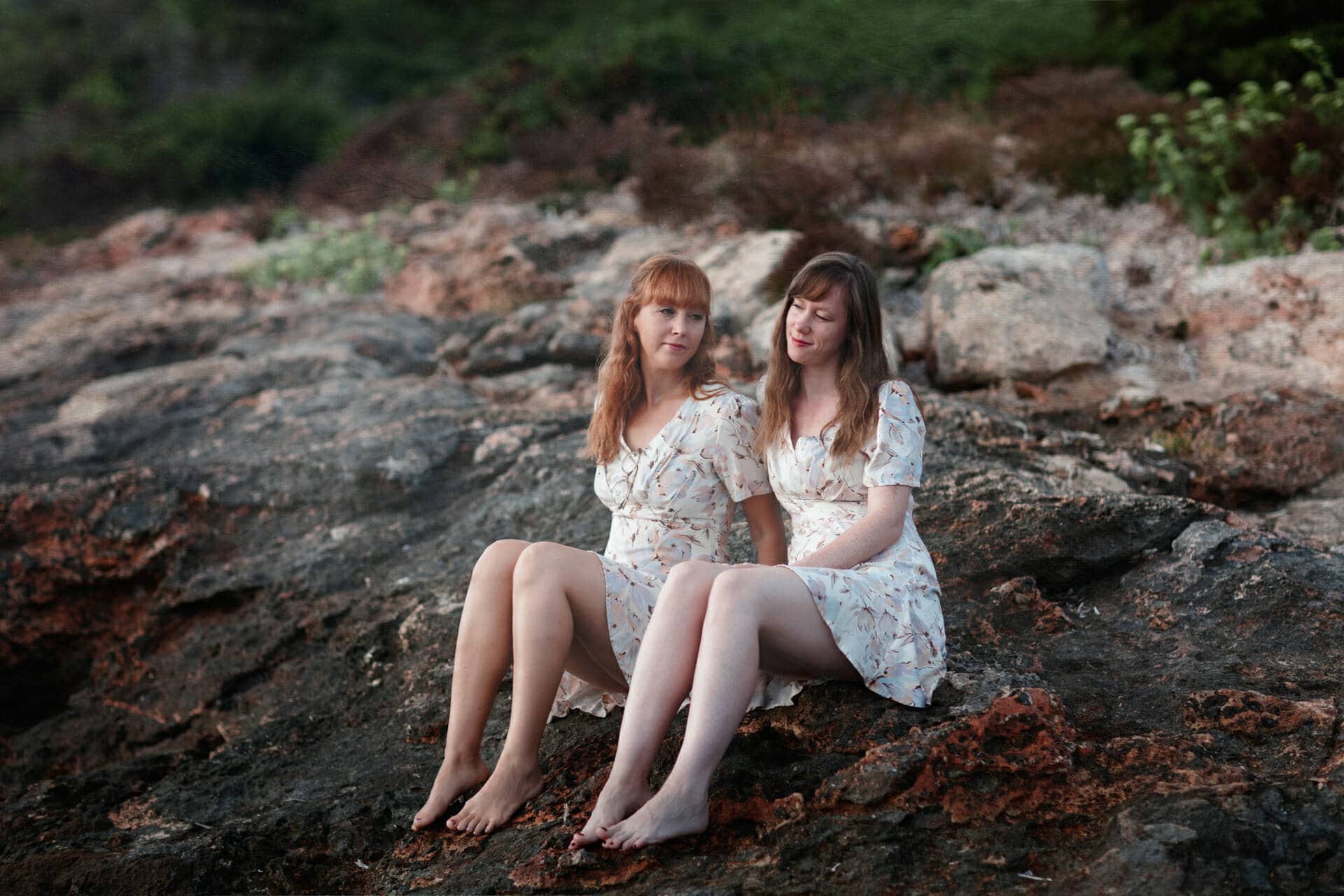 sesion de fotos de dos hermanas en rocas por fotografo en ibiza