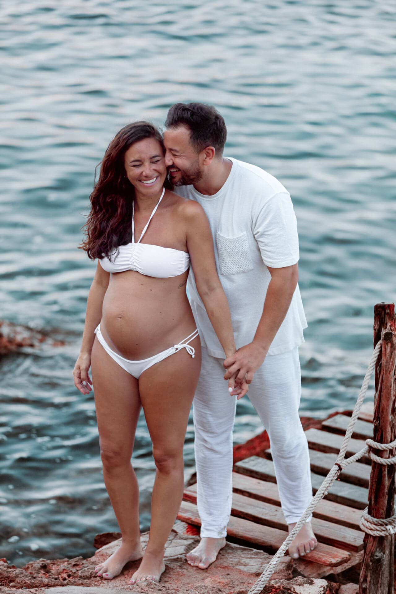 pareja embarazada encantadora posando para fotografo en ibiza