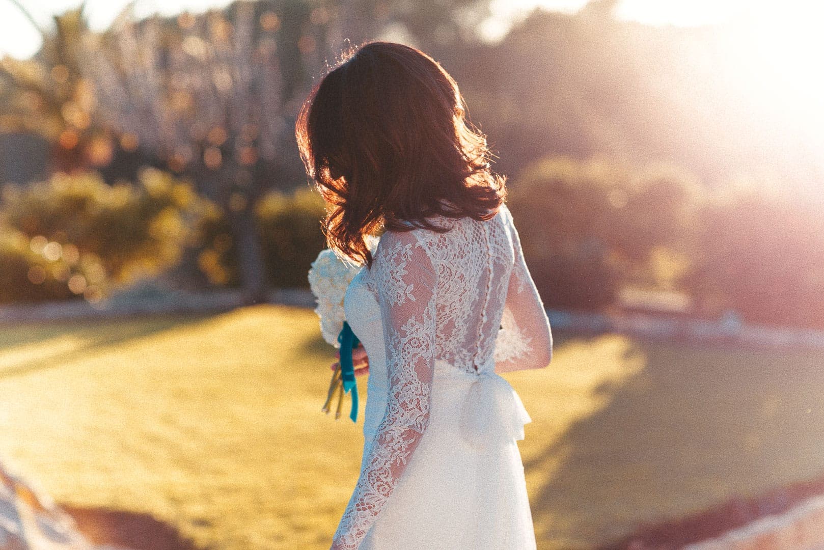imagen de una novia caminando en el jardin de un hotel en ibiza durante los preparativos antes de la ceremonia en fotógrafo de boda en Ibiza