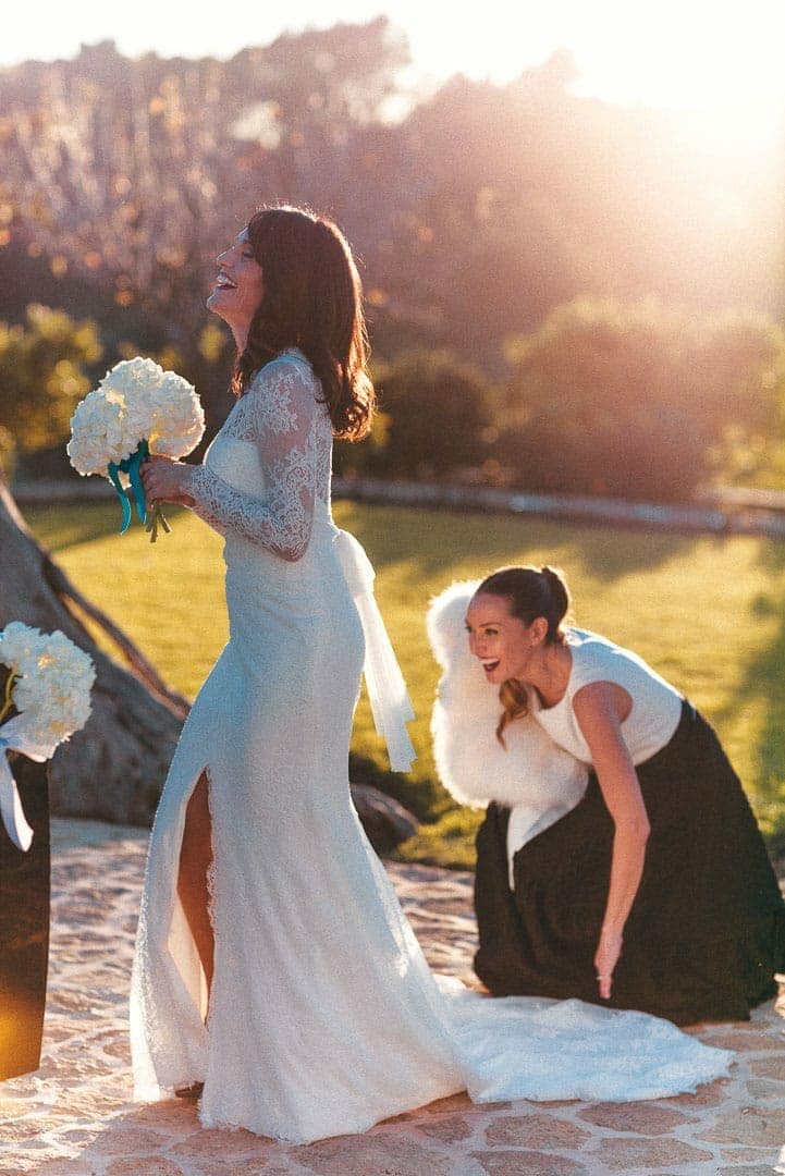 imagen de una novia con su amiga caminando en el jardin de un hotel en ibiza durante los preparativos antes de la ceremonia en fotógrafo de boda en Ibiza