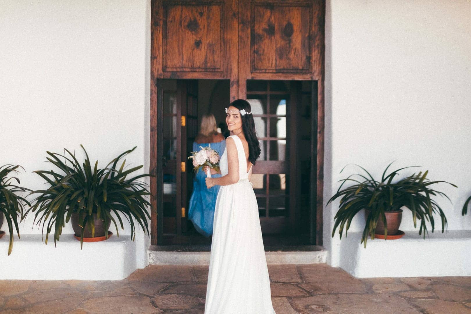 imagen instantanea de novia en el momento antes de entrar a la iglesia de sant miguel para casarse en fotógrafo de boda en Ibiza