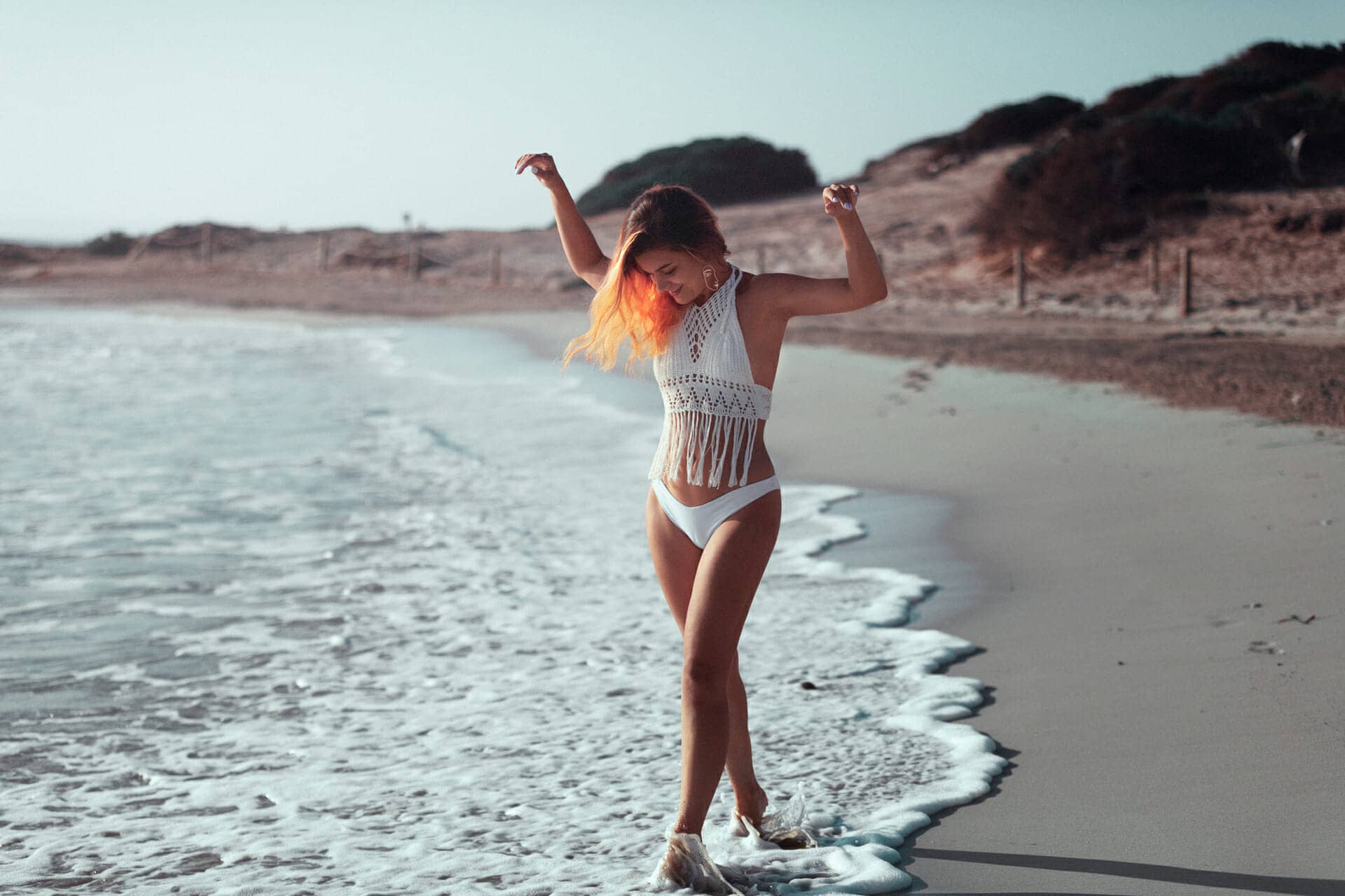 fotografia modelo en la orilla de la playa posando en fotografo en ibiza
