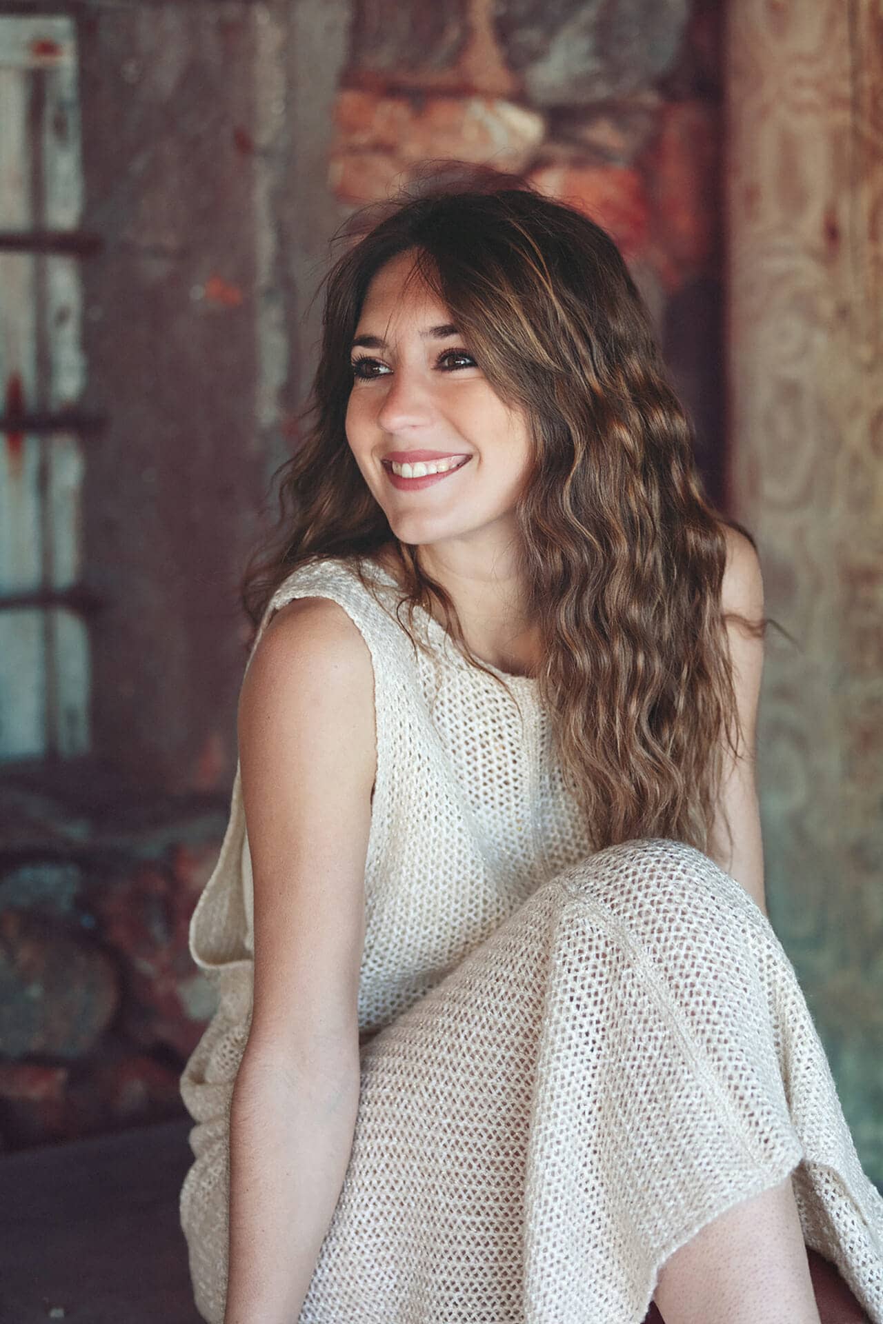 retrato joven sonriente sentada por fotografo en ibiza