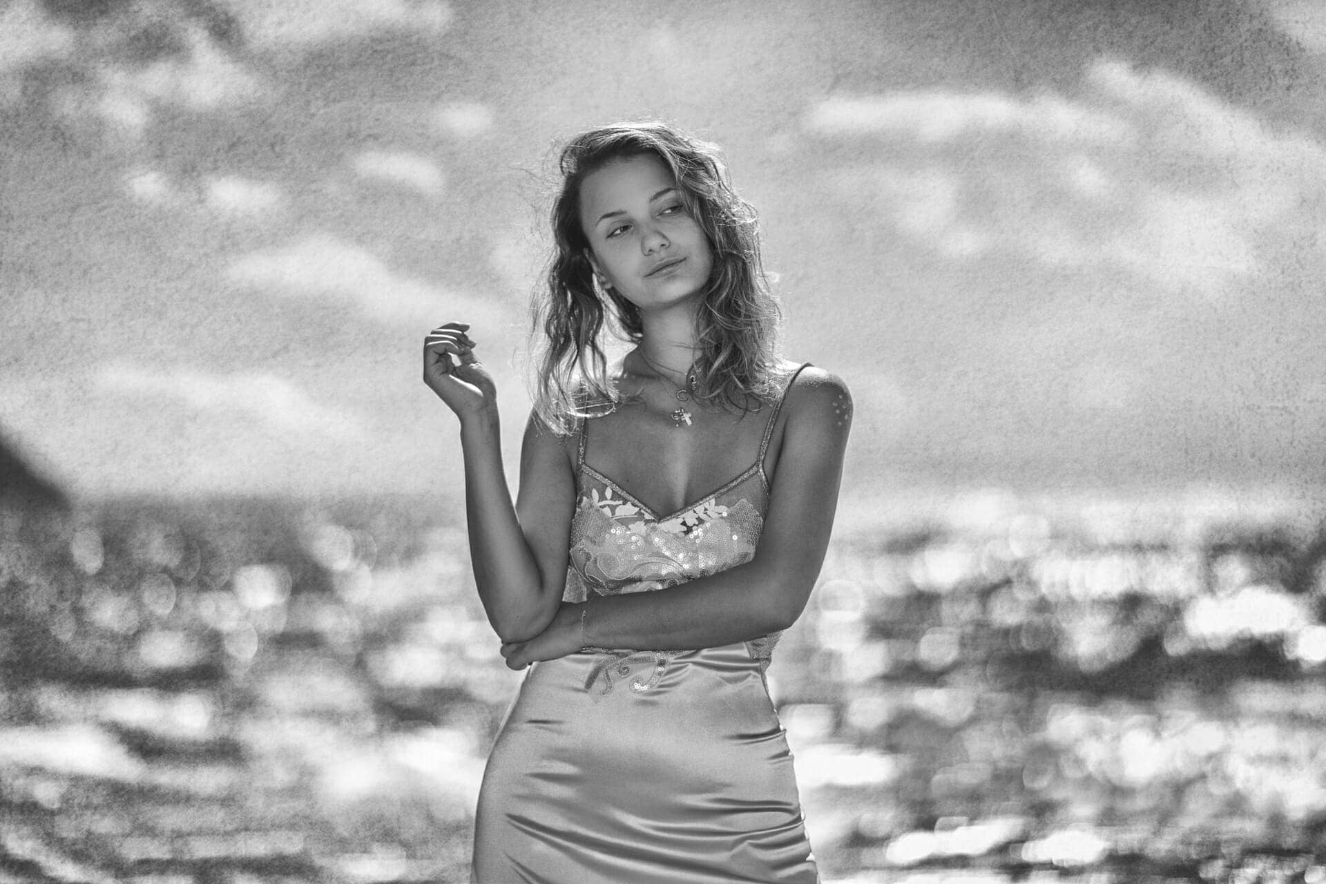 foto de chica a contra luz en orilla de playa