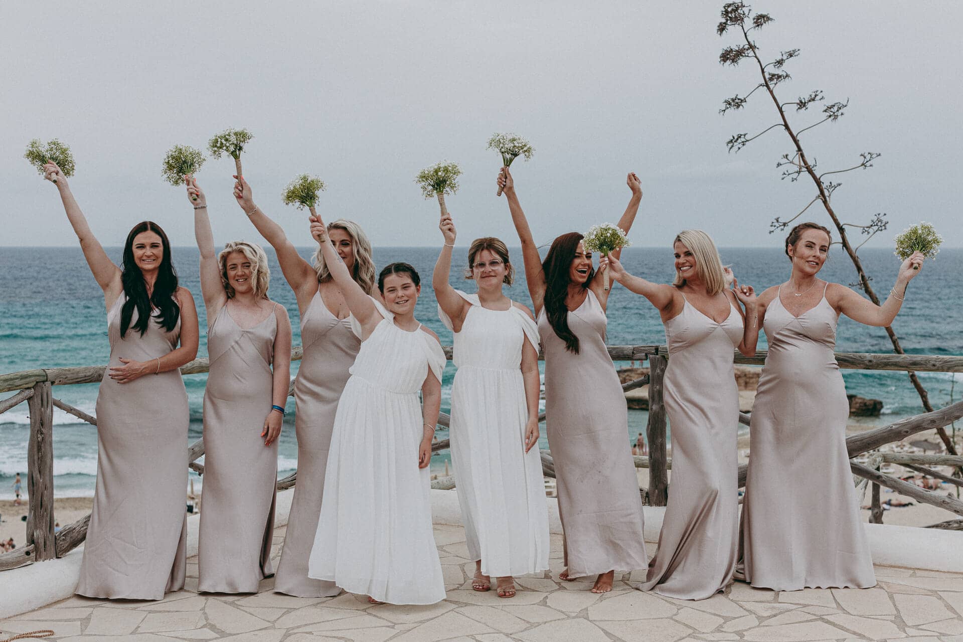 foto de grupo de chicas vestidas igual para casamiento